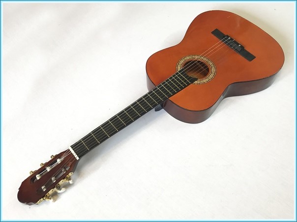 Музыкальный инструмент музыкальной школы BOOM. Гитары